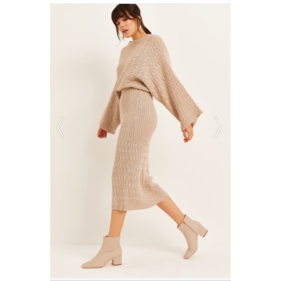 Dresses & Skirts - Flash sale Tan wide sleeve sweater & midi skirt